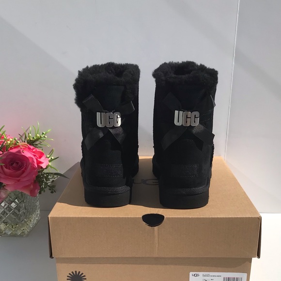 UGG Mini Bailey UGG Metal Graphic - Picture 1 of 12